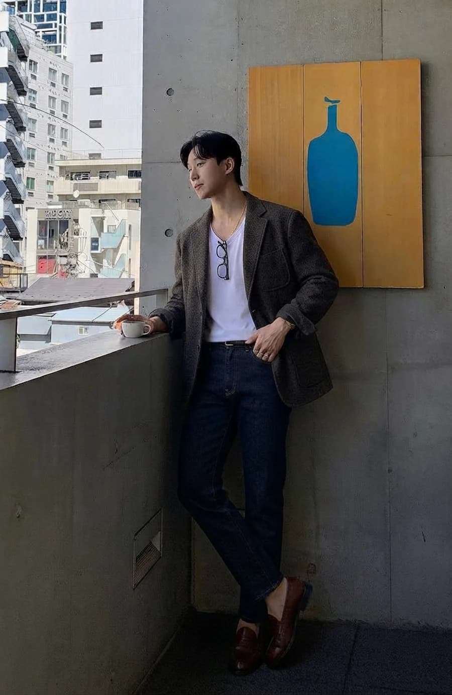 Smart casual outfit: brown unstructured blazer over a white tee with dark jeans and leather loafers