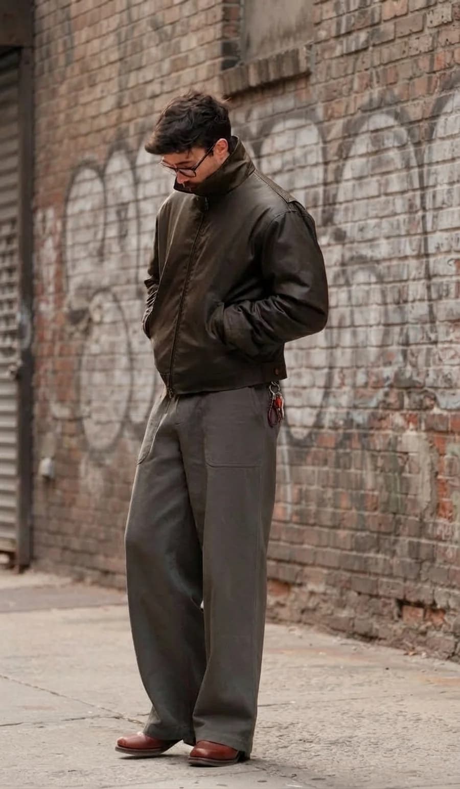 Men's winter outfit: olive leather bomber with wide cargo trousers and brown boots